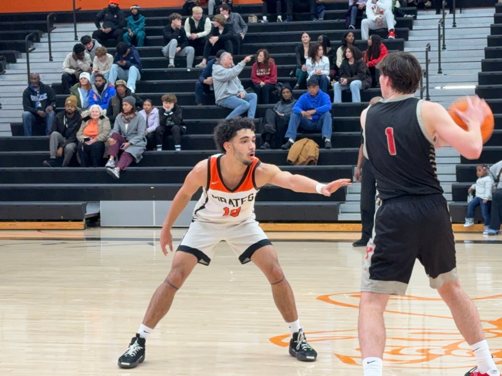 Pirates widen district lead with&nbsp;win